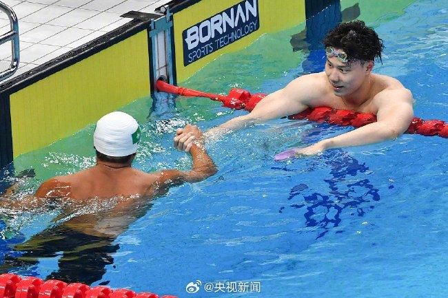 从此番发布的对比图可以看出，无论是饮食、居住等方面，《天气之子》中的男女主生活，似乎是现代年轻人的一个缩影